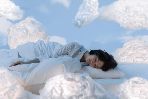 Sueños profundos entre nubes Descansa plácidamente entre sueños profundos